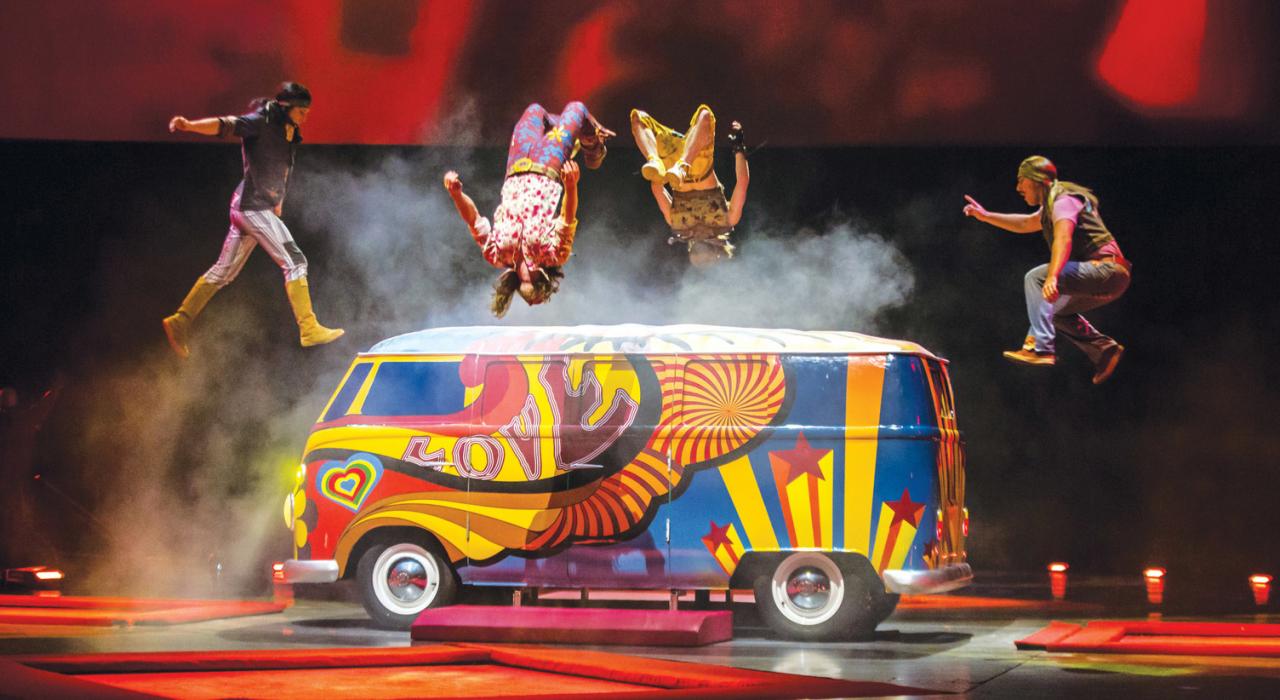 在充满活力的蹦床表演中，披着长发的自由灵魂，以大胆、快节奏的杂技，俏皮地试图驯服和挑战权威。