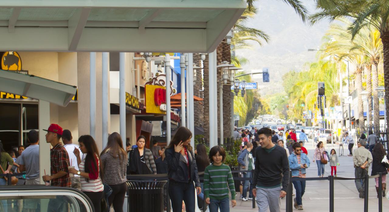 在加利福尼亚州伯班克市中心游玩的一家人