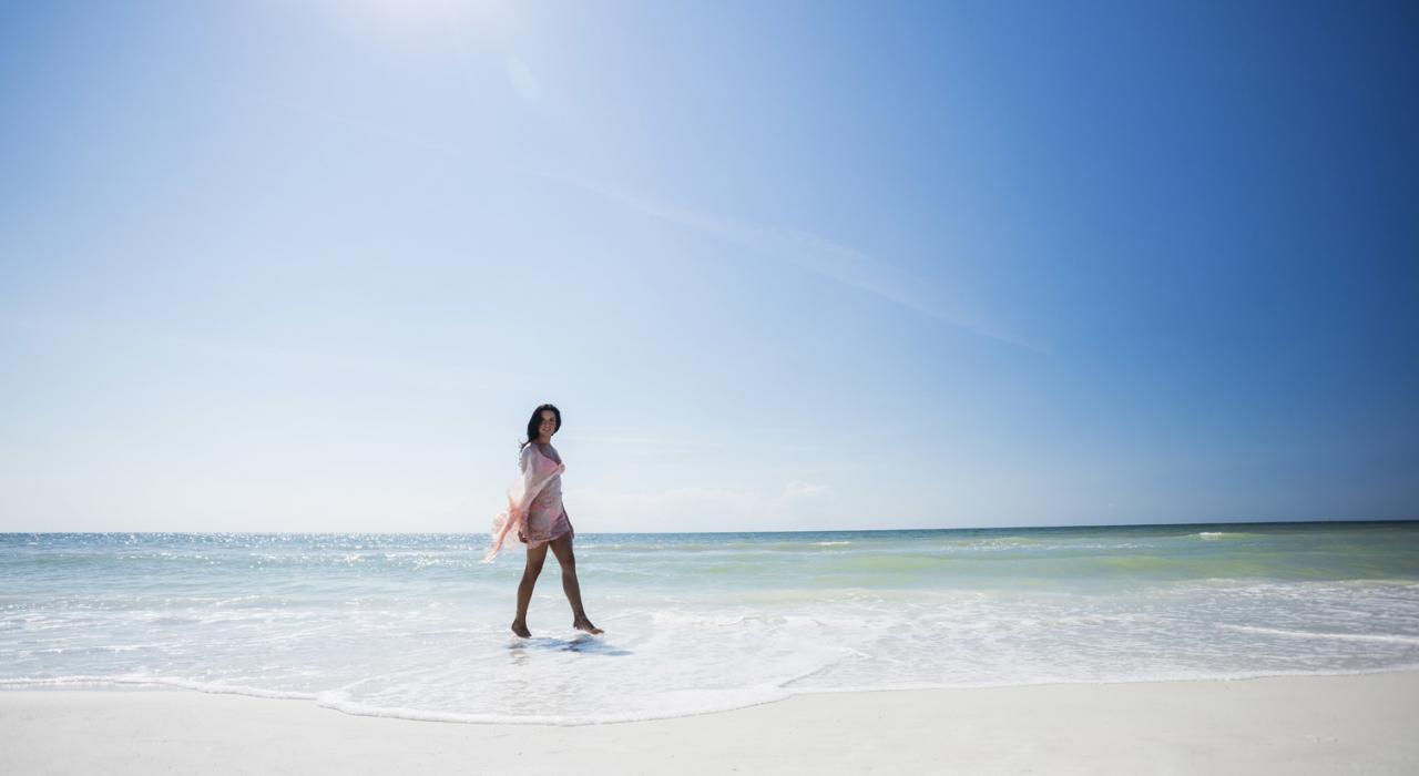 在细白如银的沙滩上，用脚趾感受海浪
