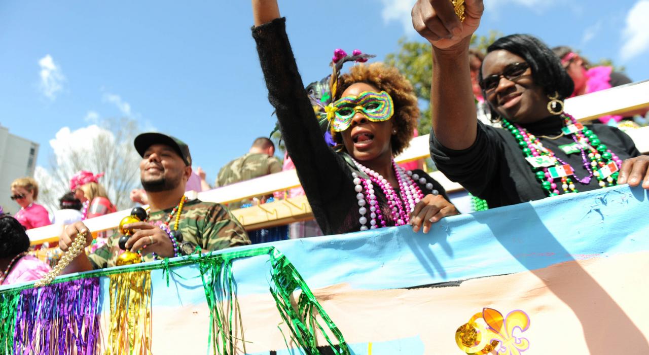 狂欢者都在路易斯安那州的巴吞鲁日市中心庆祝新奥尔良狂欢节 狂欢者都在路易斯安那州的巴吞鲁日市中心庆祝新奥尔良狂欢节