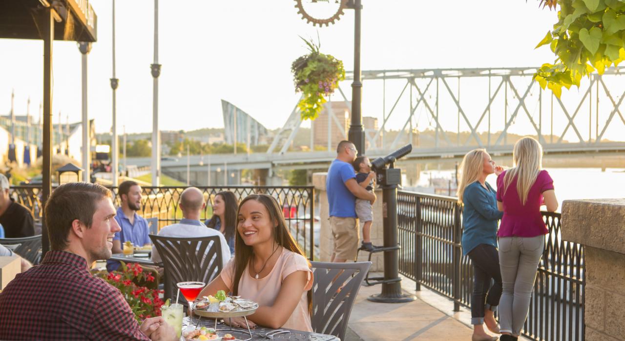 在 Newport on the Levee 娱乐中心享受露天餐饮,欣赏迷人水景 在 Newport on the Levee 娱乐中心享受露天餐饮,欣赏迷人水景