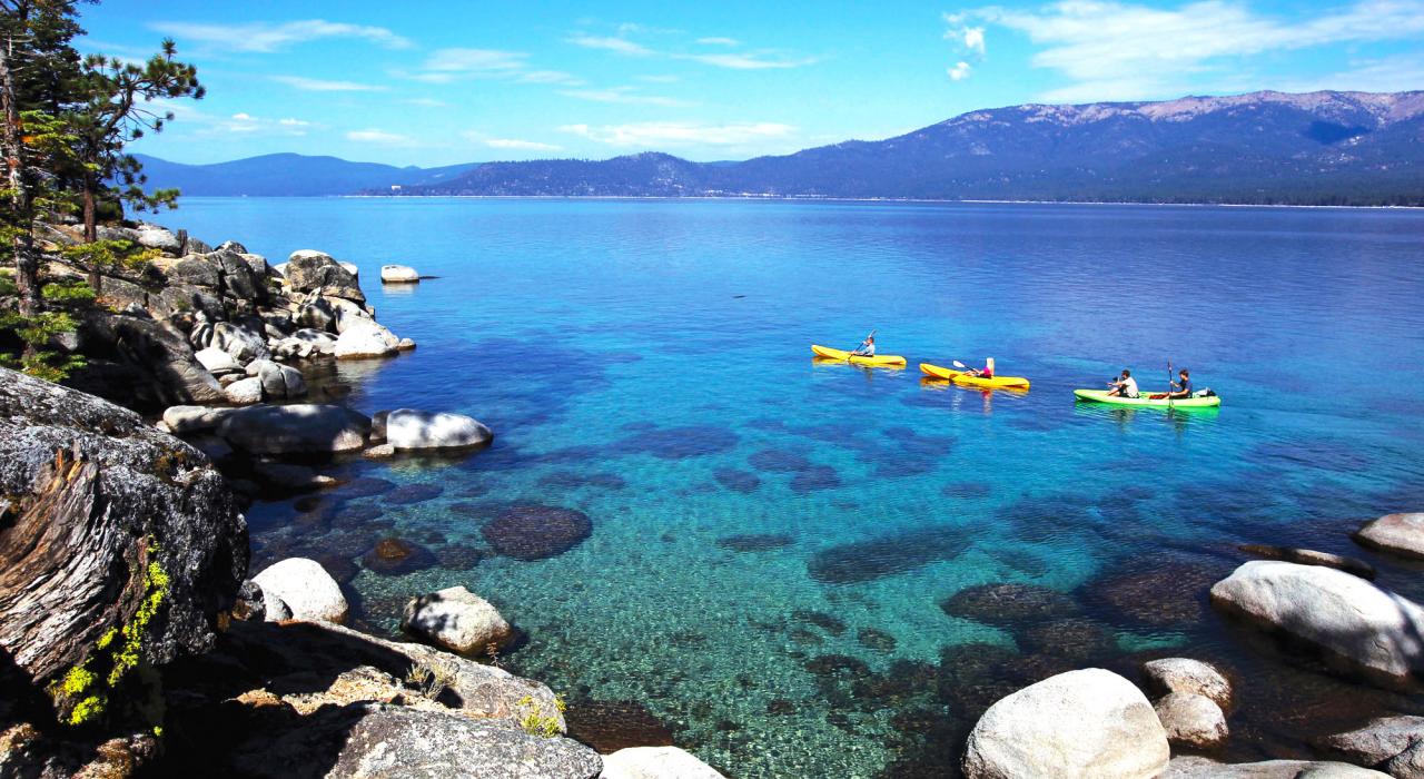 在清澈透明的太浩湖划皮艇