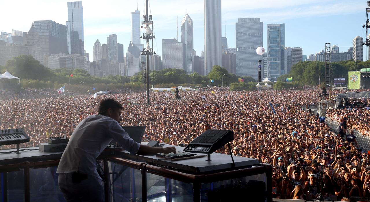 歌手 Flume 在格兰特公园 Lollapalooza 音乐节的 Samsung Stage 舞台上表演