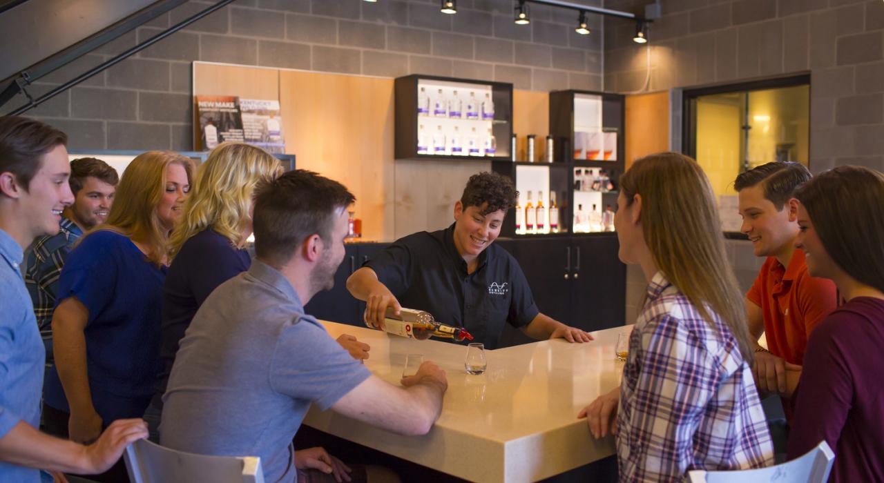 在 New Riff Distilling 酒厂品尝当地酿制的波本威士忌 在 New Riff Distilling 酒厂品尝当地酿制的波本威士忌