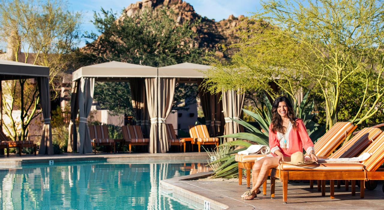 在度假酒店的泳池畔休息放松时的灿烂笑容 在度假酒店的泳池畔休息放松时的灿烂笑容