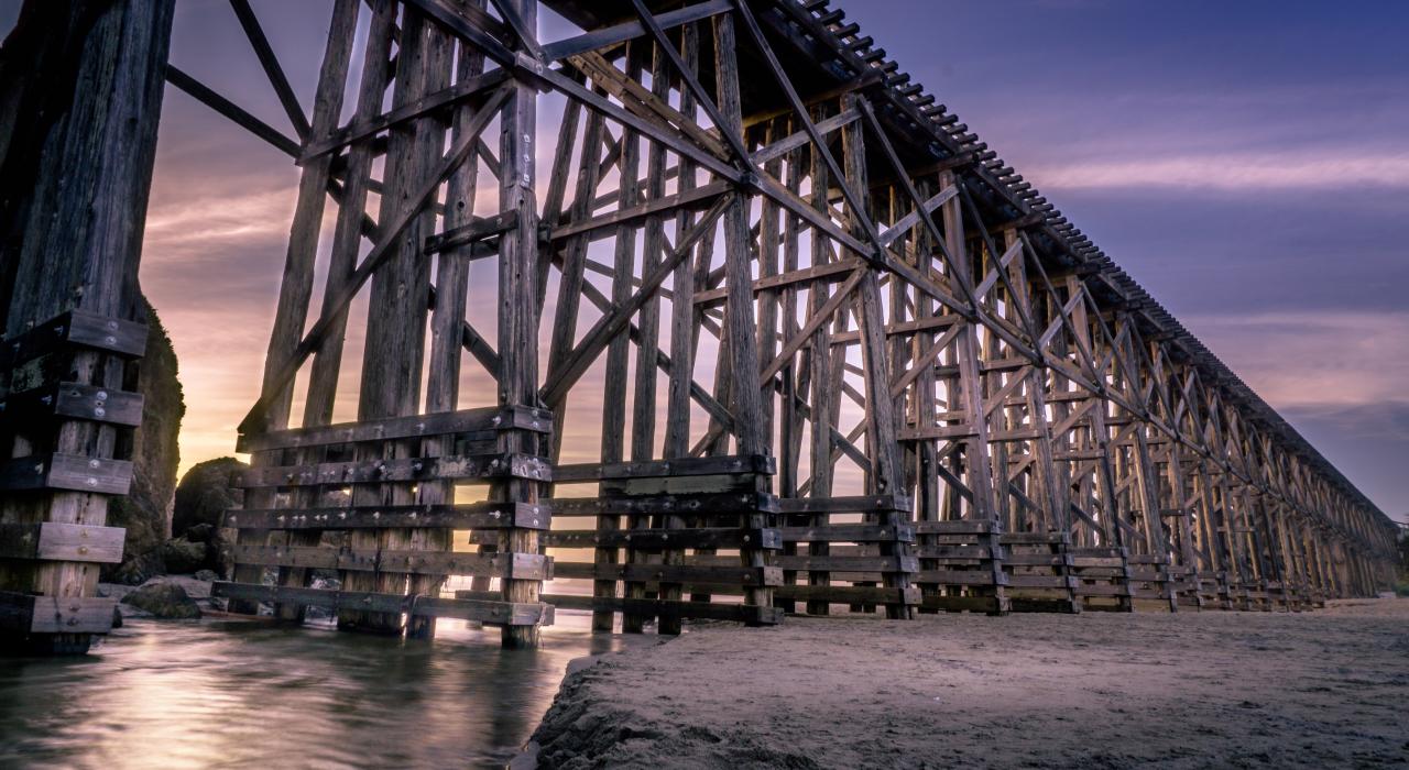 布拉格堡布丁溪上方历史悠久的铁路栈桥 布拉格堡布丁溪上方历史悠久的铁路栈桥