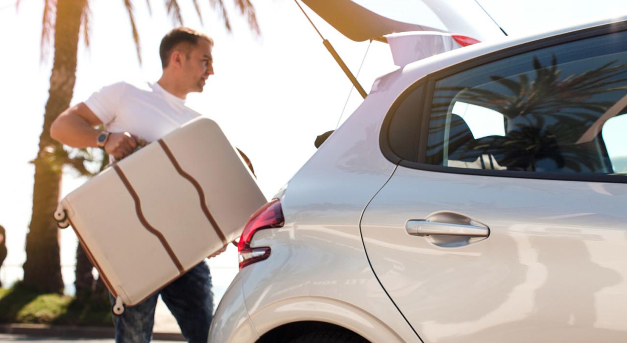 将行李装到租车上，由此开启公路之旅