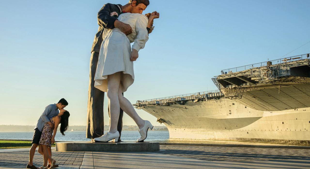 圣地亚哥中途岛号航母旁的“无条件投降”雕塑 圣地亚哥中途岛号航母旁的“无条件投降”雕塑