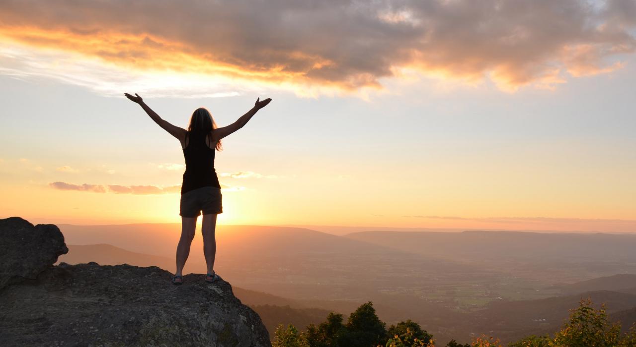 弗吉尼亚州仙纳度国家公园阿巴拉契亚小道的日落风光