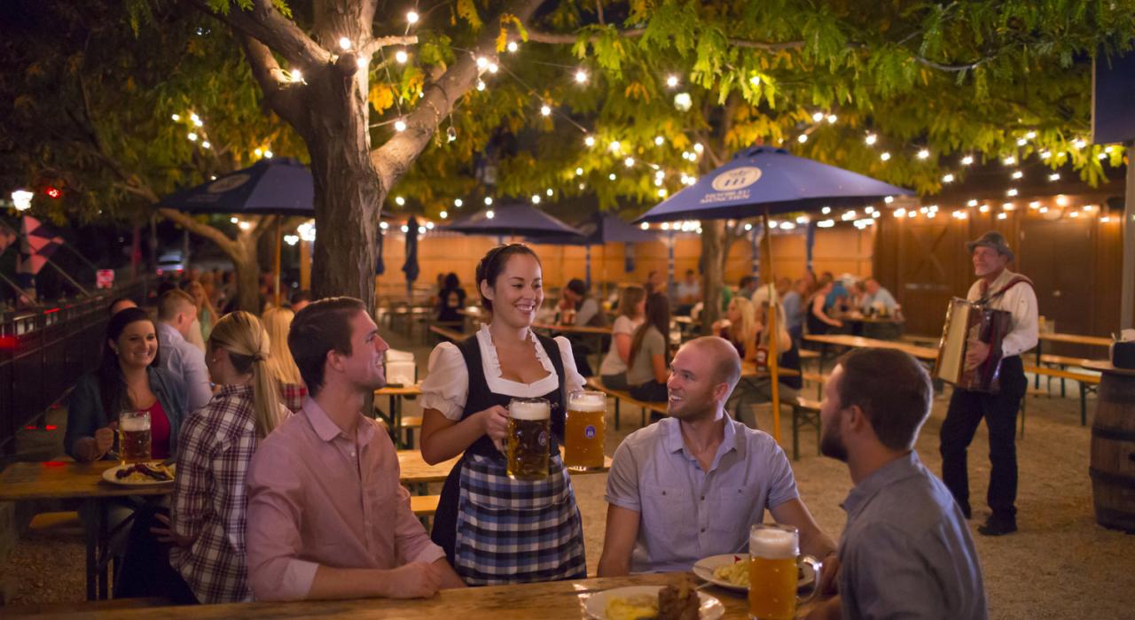 纽波特 Hofbrauhaus 啤酒屋富有节日氛围的啤酒花园 纽波特 Hofbrauhaus 啤酒屋富有节日氛围的啤酒花园