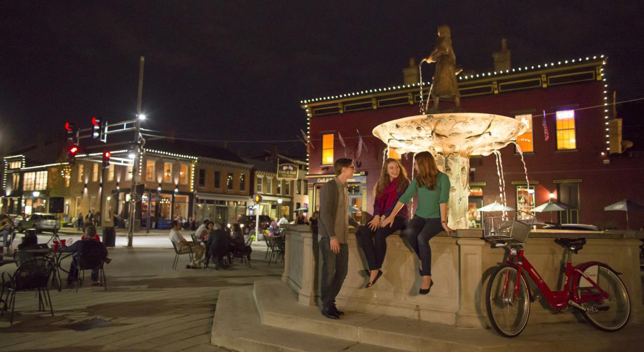 在卡温顿的 Mainstrasse Village 村与友人欢聚 在卡温顿的 Mainstrasse Village 村与友人欢聚