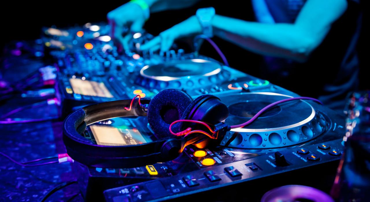 欣赏电子舞曲 DJ 表演，获得心跳加速的精彩体验