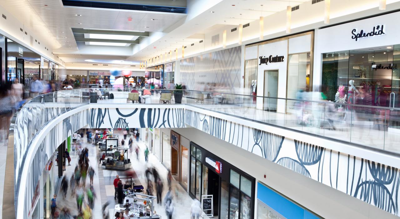 两层的芝加哥时尚奥特莱斯购物中心(Fashion Outlets of Chicago)入驻了众多高端时尚品牌,折扣力度大,不容错过 两层的芝加哥时尚奥特莱斯购物中心(Fashion Outlets of Chicago)入驻了众多高端时尚品牌,折扣力度大,不容错过