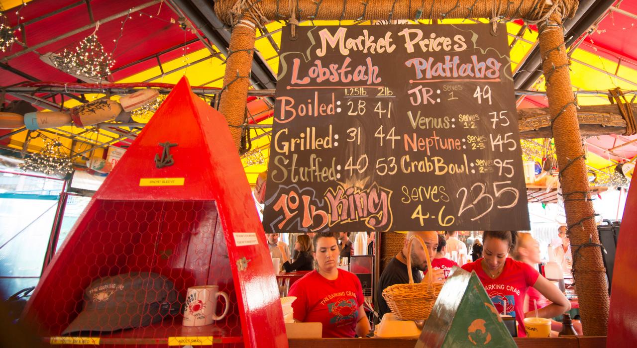 前往马萨诸塞州的海鲜休闲餐厅,品尝新鲜美味的龙虾 前往马萨诸塞州的海鲜休闲餐厅,品尝新鲜美味的龙虾