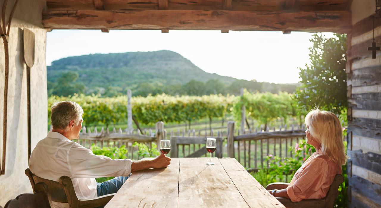 在德克萨斯州峡谷湖的 La Cruz de Comal Wines 酒庄，一边品味佳酿，一边欣赏葡萄园美景