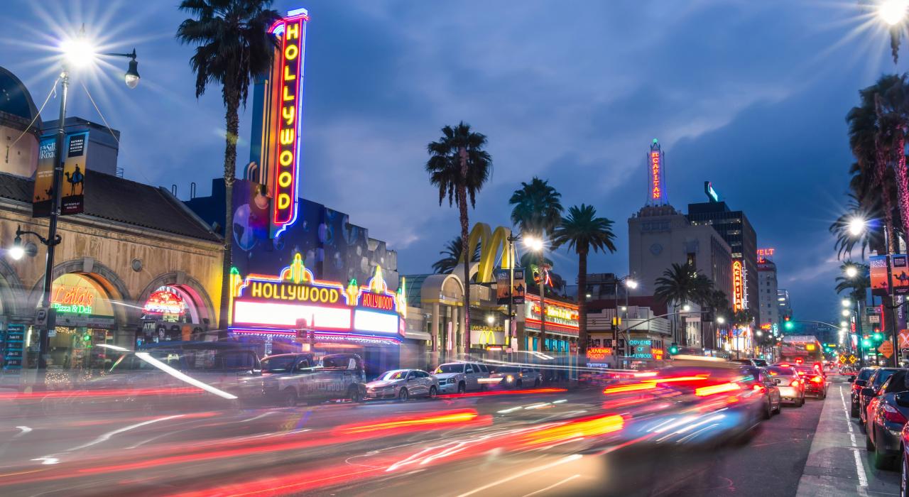 加利福尼亚州洛杉矶好莱坞大道熙熙攘攘的街景 加利福尼亚州洛杉矶好莱坞大道熙熙攘攘的街景