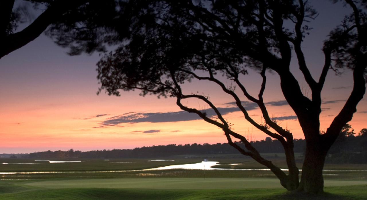 南卡罗来纳州美特尔海滩巡回赛球员俱乐部高尔夫球场上方的日落美景 南卡罗来纳州美特尔海滩巡回赛球员俱乐部高尔夫球场上方的日落美景