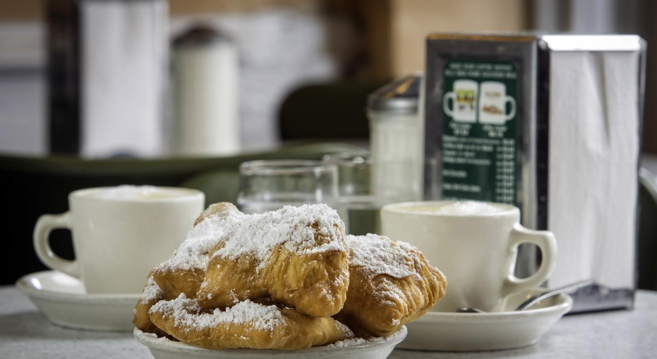撒有一层糖粉的方形面包圈 撒有一层糖粉的方形面包圈