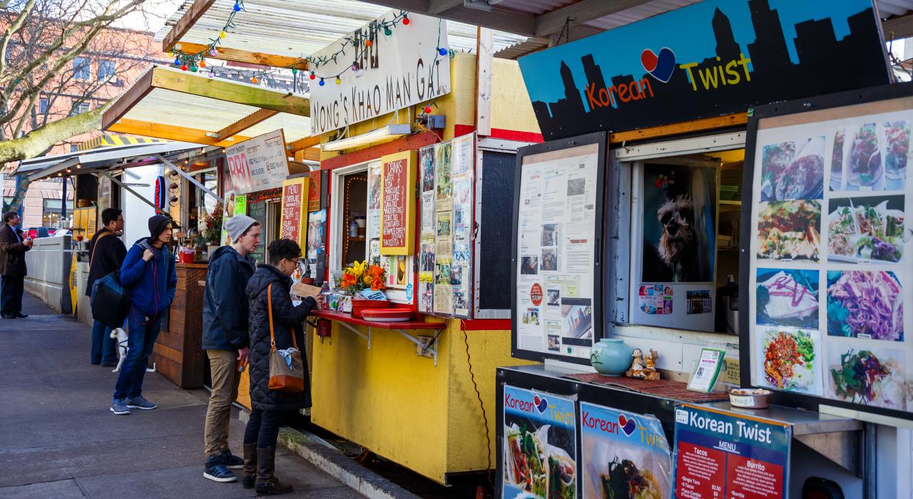俄勒冈州波特兰一字排开的餐车 俄勒冈州波特兰一字排开的餐车