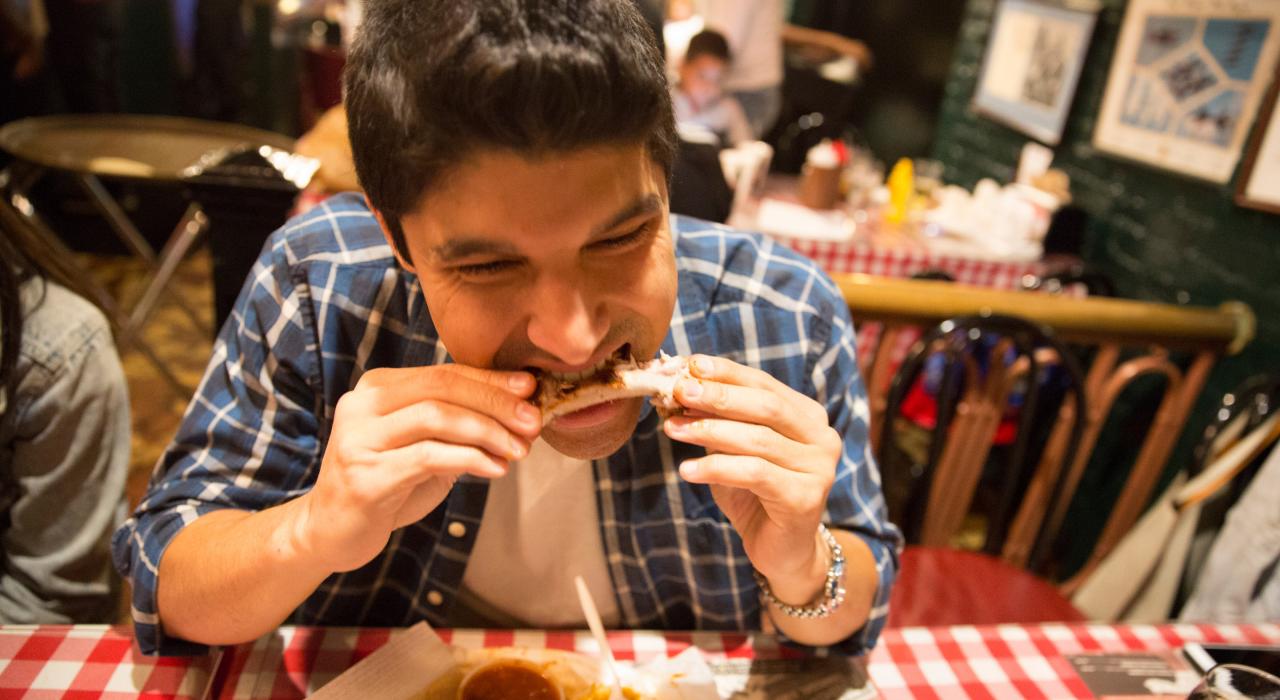 孟菲斯 Charlie Vergos' Rendezvous 餐厅世界一流的干抹香料肋排 孟菲斯 Charlie Vergos' Rendezvous 餐厅世界一流的干抹香料肋排