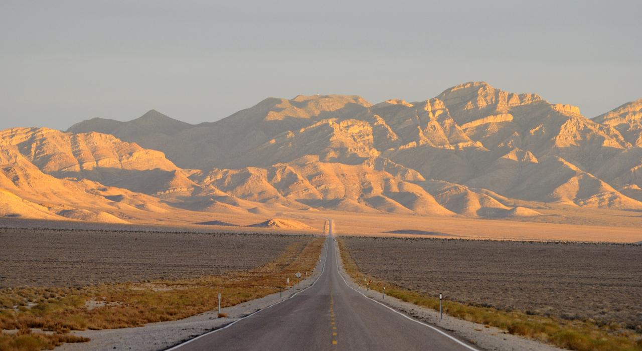 沿着 375 号公路欣赏沿途美丽的内华达州风光 沿着 375 号公路欣赏沿途美丽的内华达州风光