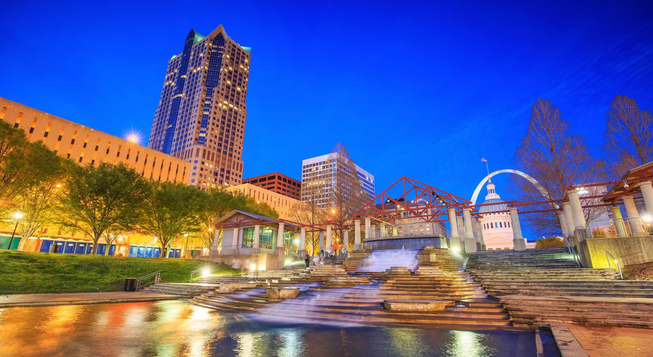 密苏里州圣路易斯霓虹闪烁的迷人夜景 密苏里州圣路易斯霓虹闪烁的迷人夜景