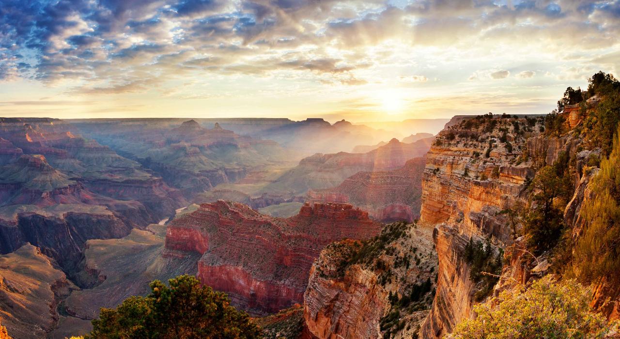 从 Papillon 直升飞机上饱览大峡谷的惊人美景