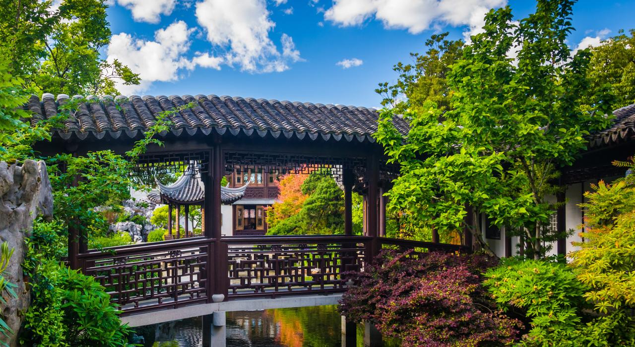 俄勒冈州波特兰兰苏园内一个池塘上方的桥梁 俄勒冈州波特兰兰苏园内一个池塘上方的桥梁