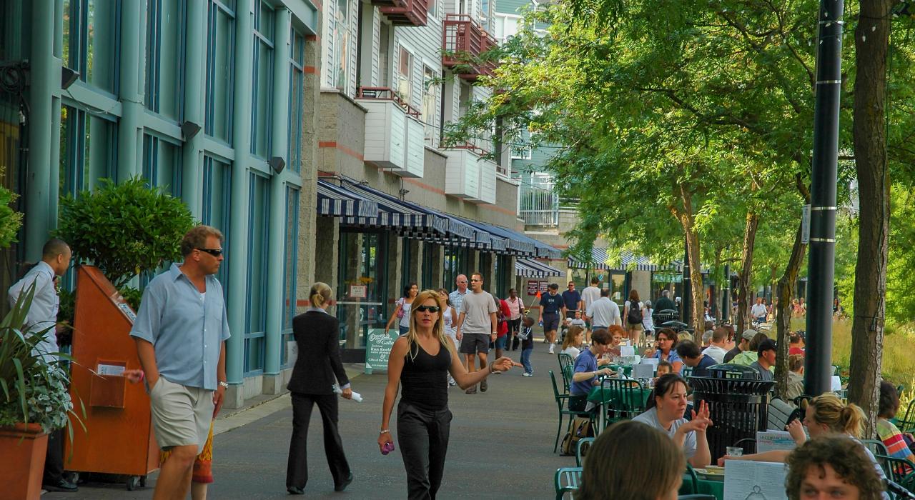 人们漫步于俄勒冈州波特兰其中一条提供特别购物体验的街道上 人们漫步于俄勒冈州波特兰其中一条提供特别购物体验的街道上