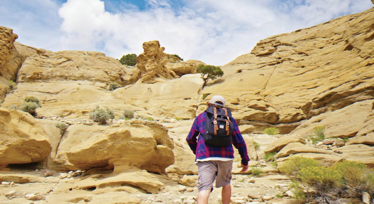 徒步至白山岩画