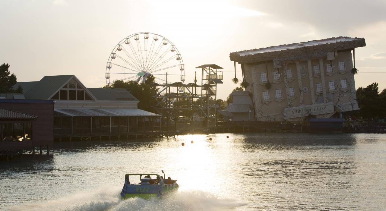 颠倒屋博物馆、摩天轮和雷普利水族馆都在海滩百老汇上