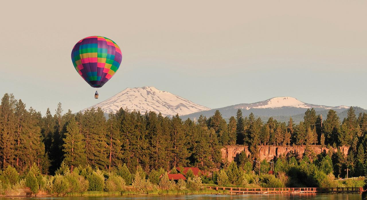 漂浮在俄勒冈州巴奇勒山附近的热气球 漂浮在俄勒冈州巴奇勒山附近的热气球