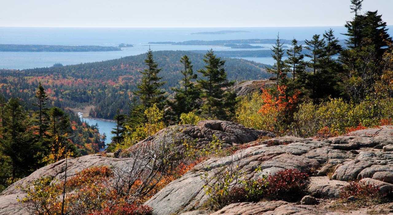 缅因州阿卡迪亚国家公园的动人秋色