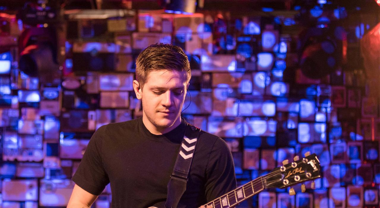 Bass Physics 在科罗拉多州丹佛弹奏吉他 Bass Physics 在科罗拉多州丹佛弹奏吉他