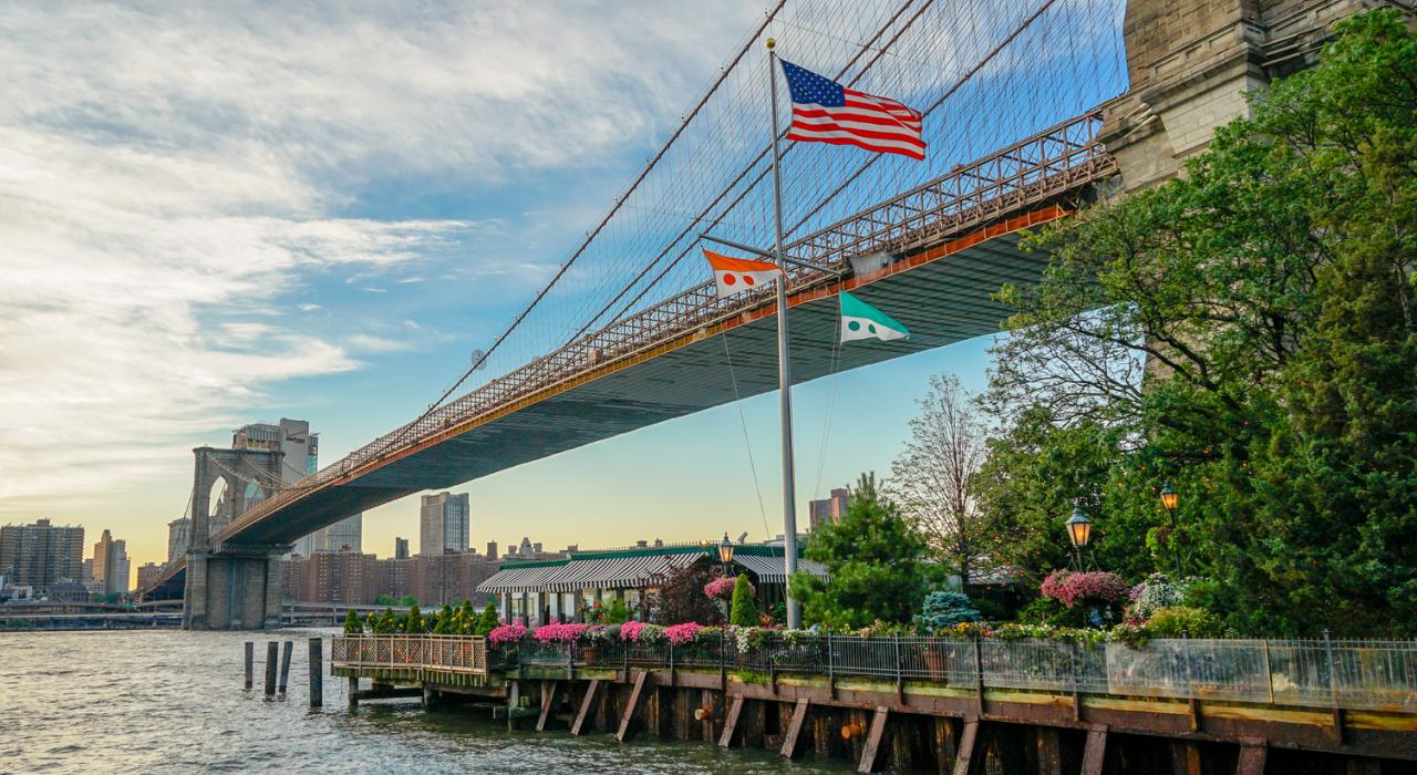 依偎在纽约市布鲁克林大桥下方的河畔咖啡馆