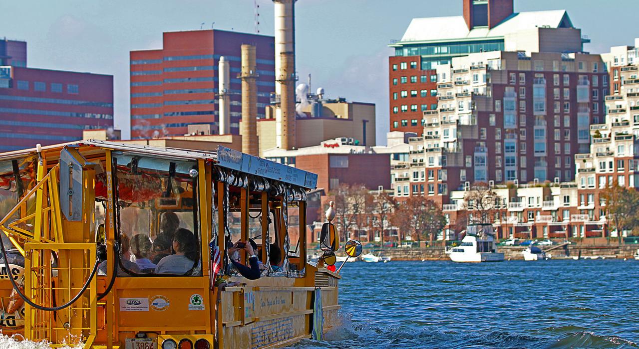 波士顿黄鸭游将带您登上这种水陆两栖交通工具，游览陆地和水上风光