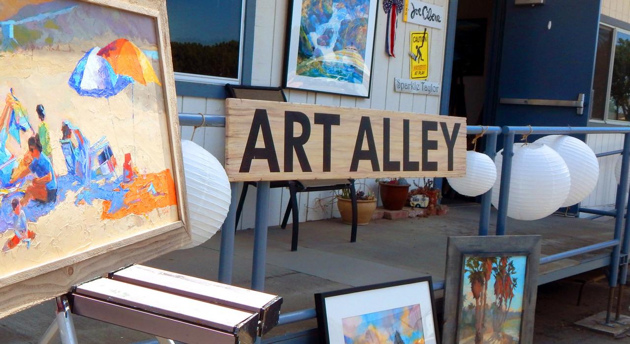 海峡群岛工作室艺术中心展览的色彩鲜艳的油画