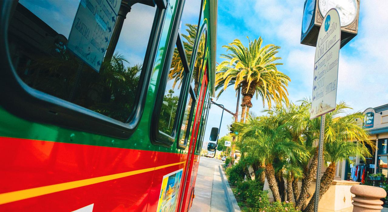 老城区一处便捷的电车站点，这里是当地人经营的商店和精品店的中心