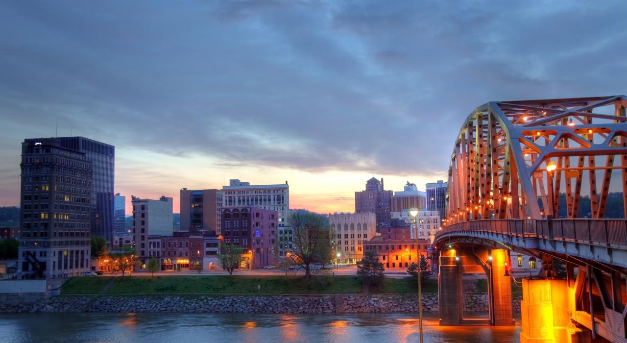 灯火通明的桥梁横跨卡诺瓦河通向西弗吉尼亚州查尔斯顿