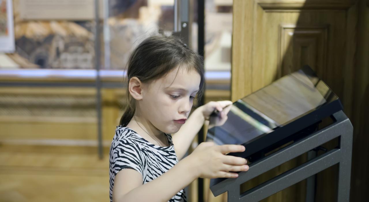 正在波特兰儿童博物馆内与展品互动的孩子