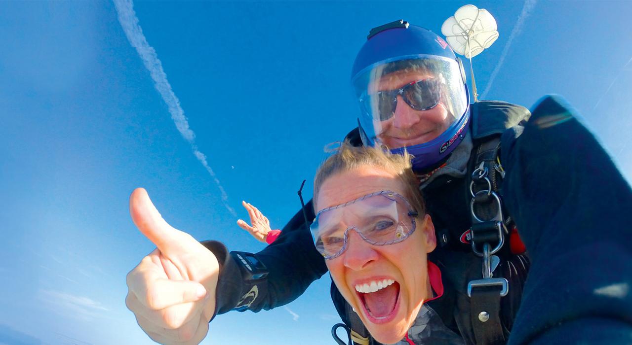 体验双人跳伞，俯瞰整个南加利福尼亚州