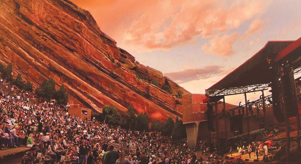 在著名的红石露天剧场观看现场表演 在著名的红石露天剧场观看现场表演