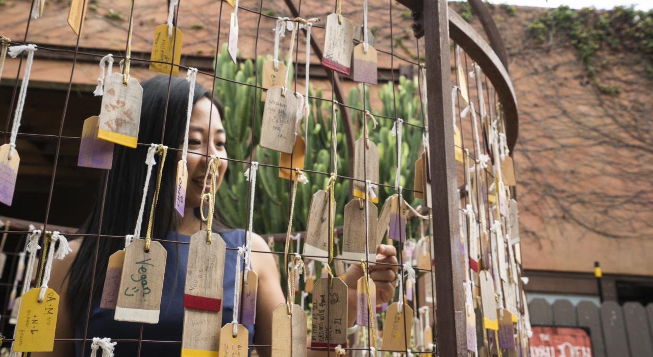 我在加州科斯塔梅萨的The Lab的展览馆Artery 里欣赏艺术品 