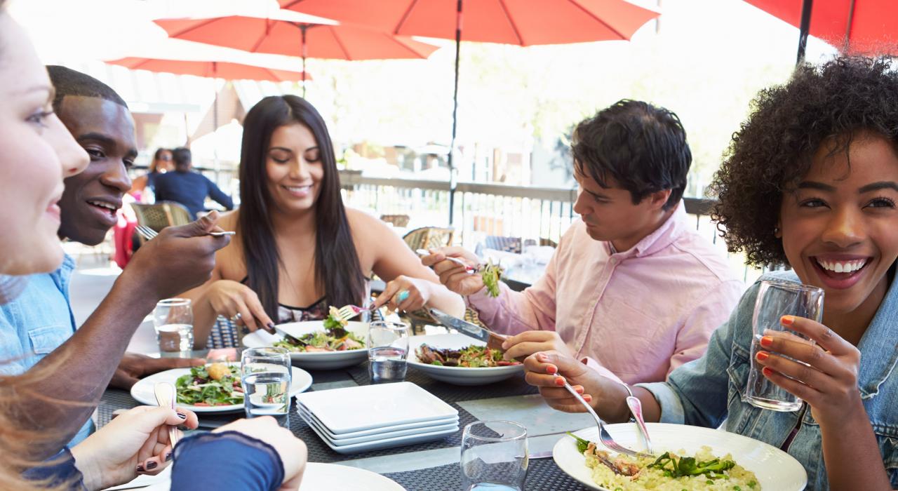 一群朋友在加利福尼亚州旧金山的餐馆内享受美食