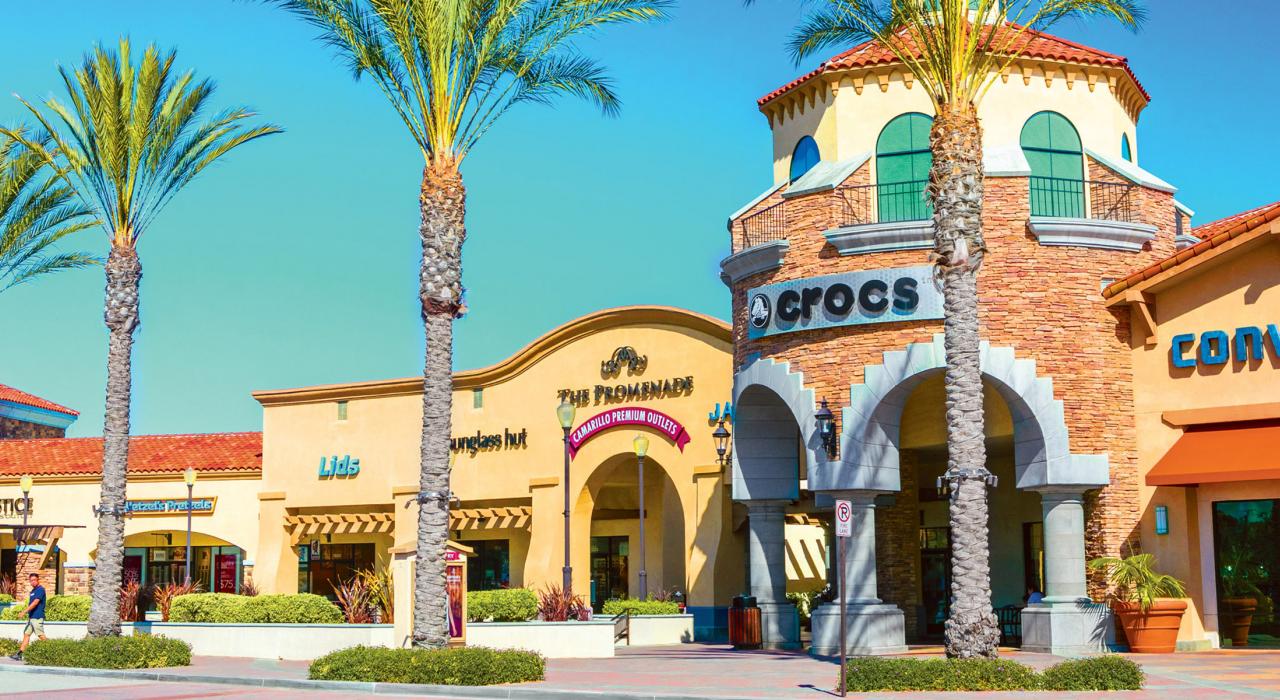 卡玛利洛奥特莱斯中的一排品牌店