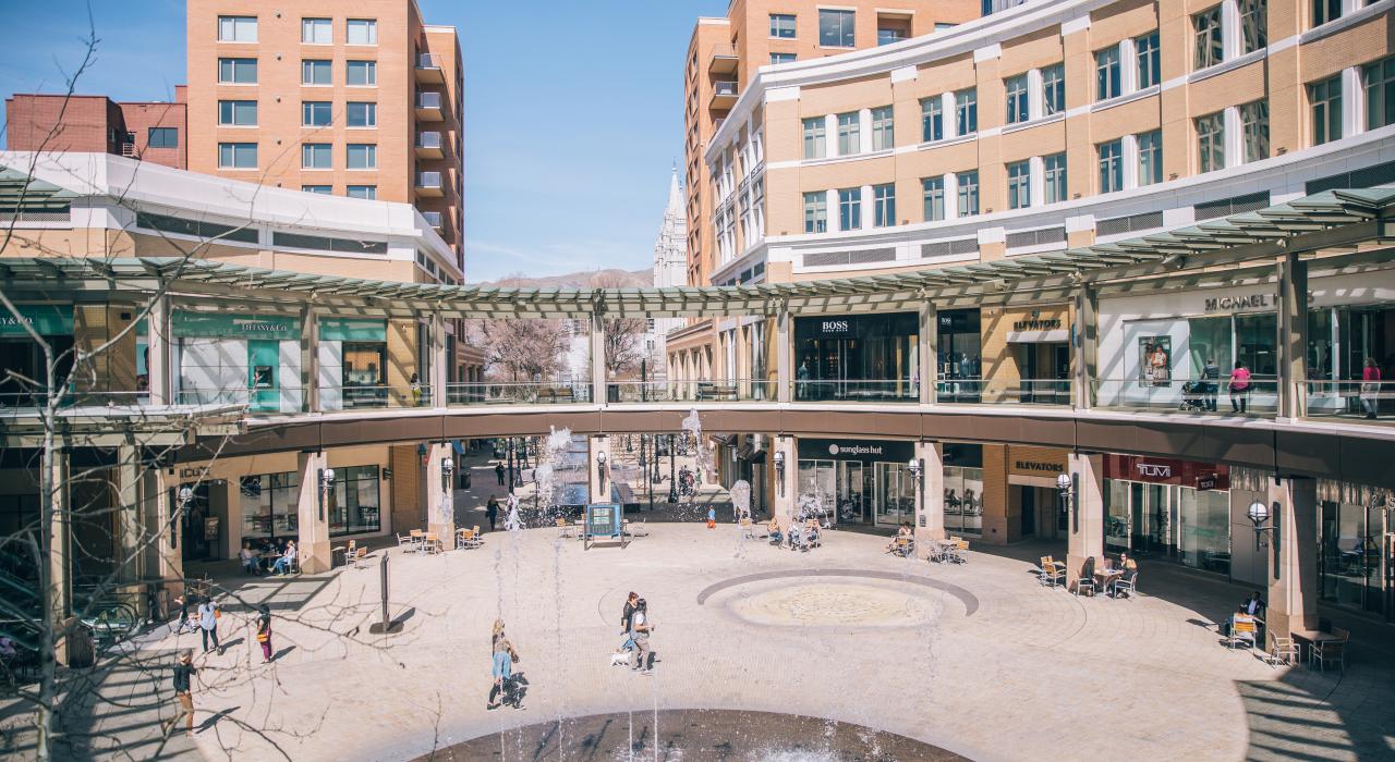 从二楼欣赏犹他州盐湖城的城市溪流中心