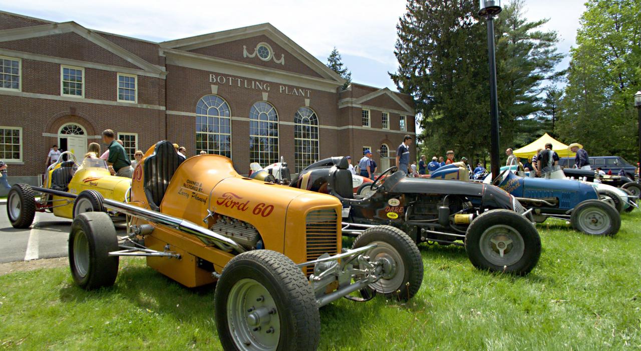 萨拉托加汽车博物馆内展出的一排古董汽车
