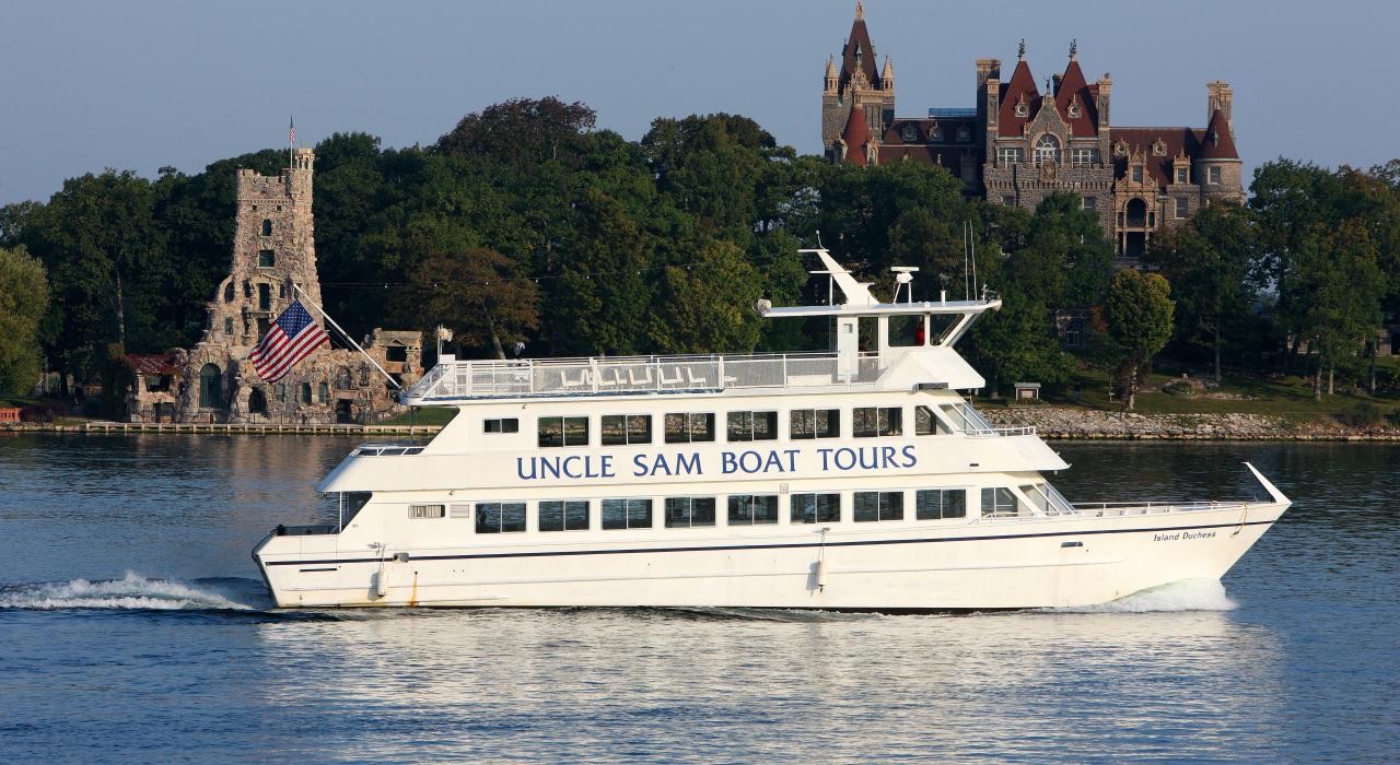 乘游轮悠闲地欣赏古老的城堡和茂盛的森林 乘游轮悠闲地欣赏古老的城堡和茂盛的森林