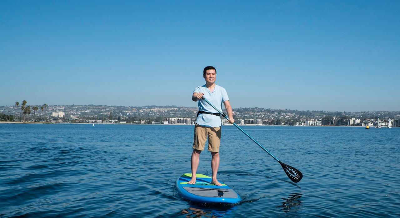 在教会海湾的蓝色水域体验立式桨板冲浪