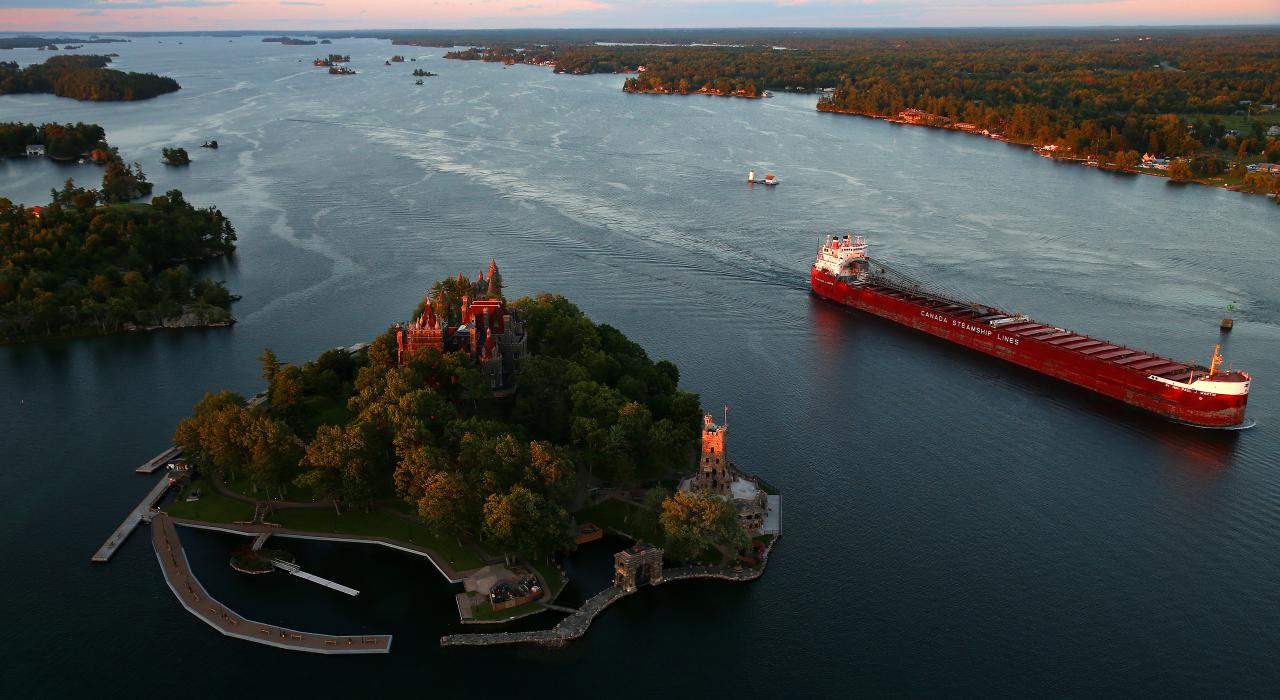 鸟瞰船只穿越群岛时圣劳伦斯河的美景 鸟瞰船只穿越群岛时圣劳伦斯河的美景